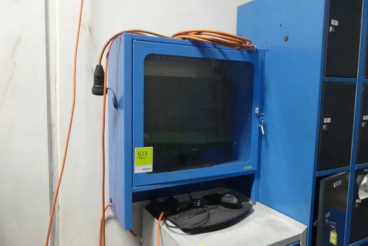 Metallschrank mit Technik